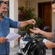 Homem vende a moto para um conhecido, entrega o veículo antes da transferência e começa a receber multas cometidas depois da venda