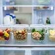 Colocar uma grande quantidade de comida quente em um recipiente fundo pode retardar o resfriamento: no Canadá, a recomendação é dividir as sobras em recipientes rasos e levá-las à geladeira rapidamente
