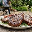 Usar o mesmo prato da carne crua para colocar o churrasco pronto é um hábito arriscado: na Nova Zelândia, a orientação é separar pratos e utensílios ou lavá-los bem antes de receber a comida já cozida