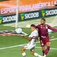 Goleiro do Santos afasta bola e acerta cabeça de jogador do São Paulo; veja