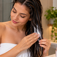 Passar máscara no cabelo encharcado pode diluir mais produto do que você imagina: o excesso de água ocupa espaço entre os fios