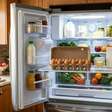 Guardar ovos na porta da geladeira parece prático e deixa tudo à mão, mas nos Estados Unidos a orientação é mantê-los na embalagem original dentro do refrigerador, onde a temperatura varia menos