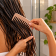 Nem escova, nem força no cabelo molhado: pente largo reduz tração enquanto desembaraça