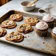 Pular o descanso da massa de cookies parece apenas acelerar a receita, mas resfriá-la antes de assar ajuda a controlar quanto os biscoitos se espalham e ainda influencia textura e sabor