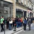 Brasileiros enfrentam filas em Paris para votar no 1° turno das eleições presidenciais