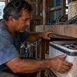 Pescador nota que as iscas desaparecem do balde antes das saídas de madrugada, troca o recipiente de lugar por quatro dias e descobre uma garça entrando no galpão sempre pela mesma janela quebrada perto do cais