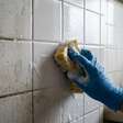 Como misturar água oxigenada e detergente para deixar os azulejos do banheiro como novos
