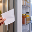 Colocar uma folha de papel sob a borracha da geladeira e puxar devagar: o teste simples que mostra quando a vedação perdeu força