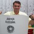 Tumulto, celebração e provocações de eleitores do PT: Flávio Bolsonaro vota em escola no RJ