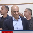 Sorrindo, Alexandre de Moraes vota em São Paulo