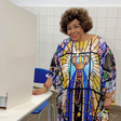 Alcione vai votar com roupa inspirada em Nossa Senhora Aparecida e celebra democracia