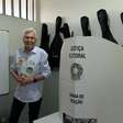 Caiado vai receber Flávio Bolsonaro nesta terça para declarar apoio no segundo turno, diz aliado