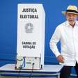 Voto de Lula tem beijo na testa de eleitor, tietagem de moradores e reclamação de vizinhos