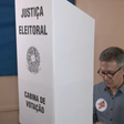 MP denuncia Romeu Zema após candidato entrar com o celular na mão na cabine da urna