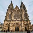 Às margens do rio Vltava, uma cidade de cerca de 1.100 anos reuniu arquitetura românica, gótica, barroca e modernista sem perder seu traçado medieval: o centro histórico de Praga, onde castelo, catedral e a Ponte Carlos registram séculos de influência na Europa Central