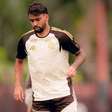 Flamengo treina sem nome do patrocinador no uniforme