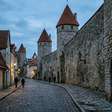 Erguida entre cidade alta e cidade baixa, com muralhas medievais que ainda superam 15 metros em alguns trechos, Tallinn cresceu como potência da Liga Hanseática: o centro estoniano onde ruas estreitas, igrejas e casas de mercadores preservam a estrutura dos séculos XIII e XIV