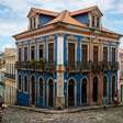 Primeira capital do Brasil por mais de dois séculos, uma cidade ergueu seu núcleo administrativo 85 metros acima da costa e tornou-se ponto de encontro de culturas africanas, europeias e indígenas: Salvador, onde o Pelourinho conserva casarões, igrejas e palácios coloniais