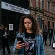 Aplicativo de ingressos mantém o endereço antigo no bilhete digital após a mudança do local de um show, fãs seguem a informação exibida e perdem a apresentação; um dado desatualizado no canal oficial pode gerar reembolso e R$ 1,5 mil para cada consumidor