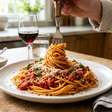 Colocar óleo na água do macarrão parece ajudar a impedir que a massa grude, mas a técnica italiana recomendada pela Barilla é pular o óleo e mexer a massa durante o cozimento