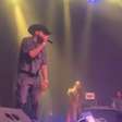 Cantor é denunciado após vídeo mostrar agressão contra mulher durante show nos EUA; veja vídeo
