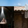 Especialistas explicam como uma garrafa de plástico colocada no teto pode transformar a luz solar em iluminação natural dentro de um quarto escuro