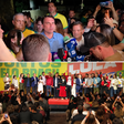Saiba quem estava atrás de Lula e Flávio Bolsonaro durante discursos após resultados do 1º turno