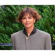 Esse corte é ideal para cabelos cacheados com um visual natural e prático: Halle Berry, aos 60 anos, ousa com o corte reto curto e está certa