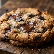 Fazer massa de torta com manteiga em temperatura ambiente facilita misturar os ingredientes, mas no Canadá a recomendação culinária é manter gordura e líquidos frios para conseguir uma crosta mais folhada