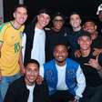 Jogadores do Athletico tietam Ronaldinho Gaúcho na Arena da Baixada