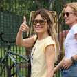 Dieckmmann de camiseta de ursinho, Sasha de boné vermelho: jeans, branco e cores neutras marcam looks de eleição 2026