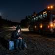 Ônibus apresenta falha mecânica durante uma viagem, passageira espera 3 horas e meia de madrugada por outro veículo e não recebe assistência; quatro horas de atraso na chegada podem ultrapassar o contratempo e terminar em R$ 2,5 mil de indenização
