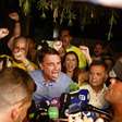 Manter eleitorado motivado e confronto direto com Lula: os desafios de Flávio Bolsonaro no 2º turno