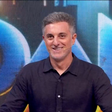 Luciano Huck comete gafe ao vivo e esquece nome de personagens ao comentar 'Quem Ama Cuida'