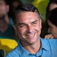 Empurra-empurra, sorriso e confiança: como Flávio Bolsonaro recebeu resultado do 1º turno