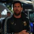 Messi não segura as lágrimas na chegada ao Monumental