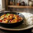 Não precisa de outro acompanhamento para o arroz: este camarão picante na frigideira deixa o almoço irresistível