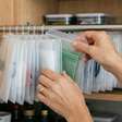 Guardar sacos de lixo embolados no armário parece normal, mas pendurá-los em um cabide economiza espaço e facilita pegar 1 por vez