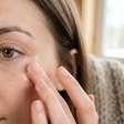 Passar ghee sob os olhos todos os dias: os benefícios associados ao hábito para hidratação, olheiras e linhas finas