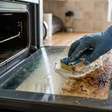 Como limpar o vidro do forno quando ainda está escuro e a esponja não consegue remover as manchas
