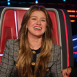 Kelly Clarkson revela sua música preferida para cantar no chuveiro