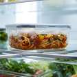 Cheirar a comida para decidir se a sobra ainda está boa parece suficiente, mas no Canadá a orientação é não confiar apenas no odor, aparência ou sabor: alimentos contaminados podem não apresentar sinais perceptíveis
