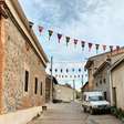 Uma aldeia em Zamora com 180 habitantes queria decorar as suas ruas, então os seus vizinhos fizeram crochê com 15 metros de tecido