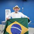 Mendonça determina remoção de posts falsos de Lula jogando bandeira do Brasil no chão após votar