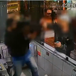 Porteiro é atacado por homem com faca dentro de guarita de prédio no litoral de SP; veja vídeo