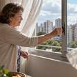 Moradora deixa a chave reserva com a vizinha para emergências, volta de viagem e percebe que alguém entrou na casa sem que ela tivesse pedido ajuda