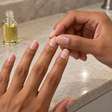 Óleo de cutícula ajuda a reduzir o aspecto ressecado ao redor das unhas, mas não substitui cuidado quando há dor ou inflamação