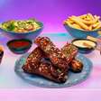 Outback aposta na onda coreana com novo menu, sorteios de viagens a Seul e prêmios da Sephora