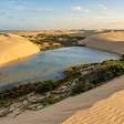 Dunas móveis, manguezais, lagoas temporárias e uma faixa marítima de 1 quilômetro: o parque cearense de 8.850 hectares onde a Pedra Furada e um farol a 95 metros dominam a paisagem