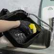 Especialista em limpeza ensina: "Para tirar a gordura impregnada da air fryer, uso uma pastilha de lava-louças e água bem quente"